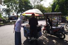 Pedagang di Taman Pinang Sidoarjo Sering Kena Pungli, Pak Iwan: Tidak Ada yang Keberatan - JPNN.com Jatim