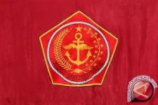 TNI Membagikan Baju Merah Putih untuk Warga di Perbatasan Indonesia-Malaysia - JPNN.com