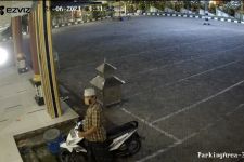 Bersarung Bak Jemaah, Pria Ini Terekam CCTV Curi Motor di Masjid - JPNN.com Jatim