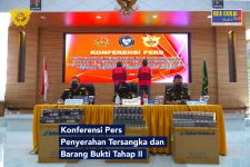 Bea Cukai Serahkan Tersangka dan Barang Bukti Penyelundupan Rokok Ilegal ke Kejati Sulut - JPNN.com