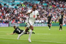 Jadi Pencetak Gol Inggris Lawan Jerman, Sterling Malah Puji Dua Rekannya Ini - JPNN.com