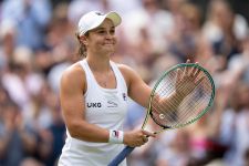 Jadi Juara Wimbledon 2021, Ashleigh Barty Menangis Lalu Memanjat Tribune - JPNN.com