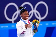 Simone Biles Akhirnya Tinggalkan Olimpiade Tokyo dengan Sumbangan Medali - JPNN.com