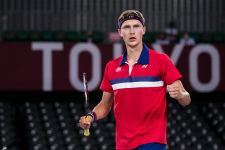 Peraih Emas Tokyo 2020 Viktor Axelsen Beri Apresiasi kepada Chen Long dan Anthony Ginting - JPNN.com