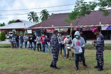 TNI AL Tingkatkan Intensitas Serbuan Vaksinasi Kepada Masyarakat Sorong - JPNN.com