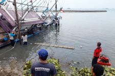 Kapal Penangkap Ikan Teri Karam di Pulau Lancang, Lihat Tuh Fotonya - JPNN.com