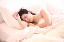 4 Manfaat Tidur Tanpa Busana, Yuk Dicoba - JPNN.com