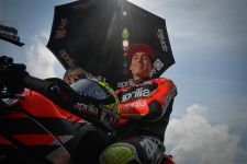 Aleix Espargaro Pensiun, Bos Aprilia Pengin Cari Pembalap Italia - JPNN.com