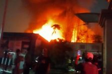 Api Memercik dari Kabel Listrik, 60 Rumah di Kemayoran Hangus - JPNN.com