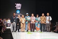 Kearifan Lokal Tampil Dalam Karya Insan Vokasi di JMFW 2025 - JPNN.com