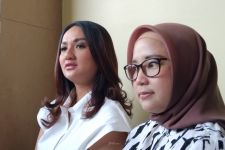 Tampil Serasi Pakai Outfit Warna Putih dengan Andrew Andika, Tengku Dewi Bilang Begini - JPNN.com