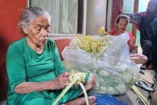 Sibuknya Warga Blok Kupat Bandung, Kebanjiran Orderan Ketupat untuk Lebaran - JPNN.com
