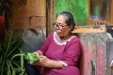 Pesanan Melonjak Tiga Kali Lipat, Pembuat Ketupat Panen Rezeki Lebaran - JPNN.com