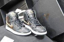 30 Tahun Eksis di Indonesia, V-KOOL Tebar Kado Sepatu Eksklusif - JPNN.com
