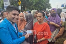Resah Lihat Kondisi Ekonomi, Mahasiswa UKI Bagikan Beras untuk Membantu Warga - JPNN.com