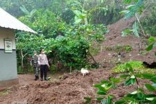 Balita Tewas Tertimbun Longsor di Bali Timur, Medan Berat Sulitkan Upaya Evakuasi - JPNN.com Bali
