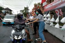 Bareng Pak Polisi, Selebgram Cantik Bagi-bagi Sembako di Ubud Bali - JPNN.com Bali