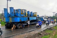 Tak Kuat Menanjak, Truk Angkut Alat Berat Picu Kemacetan Dua Hari di Jalur Setan di Bali - JPNN.com Bali