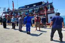 Tak Kantongi Izin, Bongkar Muat KM Anugerah di Pelabuhan Teluk Awang Digagalkan - JPNN.com Bali
