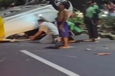 Tabrak Pembatas Jalan, Mobil Mazda Terbalik di Jalan Bypass, Tolong Lihat Penampakannya - JPNN.com Bali