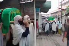 Bikin Merinding, Viral Emak-emak di Ampenan Pikul Keranda Jenazah ke Kuburan - JPNN.com Bali