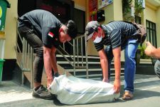 Mengandung Boraks, Amankan 140 Bungkus Garam Bleng Bahan Kerupuk di Pasar Kediri - JPNN.com Bali