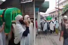 Viral Emak-emak Pikul Keranda Jenazah, Camat Ampenan: Itu Tradisi Warisan Leluhur - JPNN.com Bali