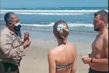 Pantai Kuta Tutup Selama PPKM, Sepasang Bule Menyelonong Berenang, Ini Akibatnya... - JPNN.com Bali