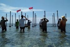 Keren! Rayakan HUT RI, Petani Nusa Penida Hormat Bendera di Tengah Laut - JPNN.com Bali