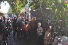 Picu Kerumunan, Tim Cakra Semprotkan Air ke Warga yang Berebut Paket Sembako Dokter Caput - JPNN.com Bali