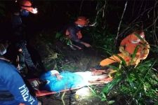 Tim SAR Evakuasi Pemedek Cedera Kaki saat Tirta Yatra di Gunung Batu Karu  - JPNN.com Bali