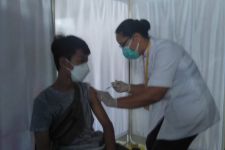 Buruh di Pelabuhan Tanjung Perak Surabaya Terima Vaksin Dosis Pertama - JPNN.com Jatim