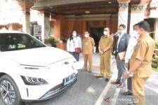 Ajak Masyarakat Hemat Energi, PLN Kenalkan Mobil Listrik ke Wali Kota Denpasar - JPNN.com Bali