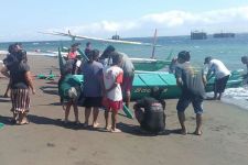 Dihantam Ombak, Jukung Nelayan Banyuwangi Terbalik di Selat Bali - JPNN.com Bali