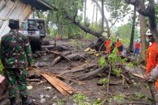 BPBD NTT Drop Bantuan Logistik ke Ngada, Tim Rescue Fokus Cari Korban Hilang Banjir Bandang - JPNN.com Bali