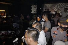 Tim Gabungan Gerebek Tempat Dugem saat PPKM, Tiga Pengunjung Karaoke di Mataram Positif Narkoba - JPNN.com Bali