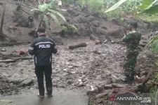 Evakuasi Korban Banjir Ngada NTT Terhalang Lumpur dan Batuan Longsor - JPNN.com Bali