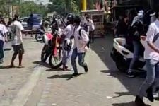 Viral Pelajar Lombok Tengah Tawuran Depan SMKN 1 Praya, Cek Faktanya - JPNN.com Bali