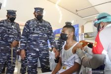 KSAL Kerahkan Kapal RS Genjot Vaksinasi Covid-19 di Pulau – Pulau di NTT - JPNN.com Bali