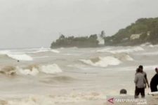 Gelombang Tinggi Terjang Perairan Selatan NTT, Ini Daftar Wilayah Terdampak - JPNN.com Bali