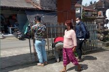 Pelaku Misterius Rusak Pagar Rumah Warga Tampaksiring Usai Paruman Agung, Ini Kata Korban - JPNN.com Bali