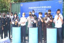 Bea Cukai Ngurah Rai Bali Musnahkan Rokok Ilegal Hingga Mainan Enak-enak - JPNN.com Bali