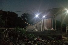 Korban Gempa di Desa Ban Mengungsi Mandiri, Akses Jalan di Atas Bukit Tertutup Longsor - JPNN.com Bali