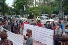 Pedagang Bunga Terminal Wangaya Denpasar Turun ke Jalan, Rencana Penggusuran Menyeruak - JPNN.com Bali