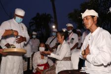 Lho..Lho..Sukmawati Jalani Ritual Pengelukatan Tak Biasa untuk Jadi Pemeluk Hindu - JPNN.com Bali