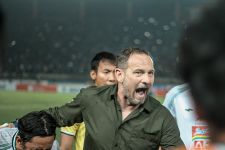 Dejan Antonic Dalam Tekanan saat Kontra Bali United, Responsnya Bikin Lawan Ketar-ketir - JPNN.com Bali