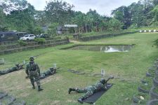 Prajurit TNI AD Kodam Udayana Asah Skill Menembak dengan Senjata Ringan - JPNN.com Bali