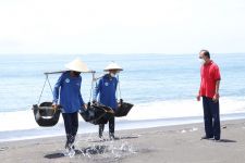 Koster Terbitkan SE 17, Dorong Industri Garam Lokal Masuk Pasar Nasional - JPNN.com Bali
