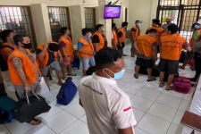 19 Napi Rutan Polresta Denpasar Dilayar ke Lapastik Bangli dengan Tangan Diborgol, Nih Lihat - JPNN.com Bali