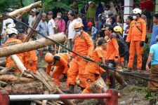 Tim SAR Dikerahkan Cari Korban Hilang Terseret Banjir Lombok  - JPNN.com Bali